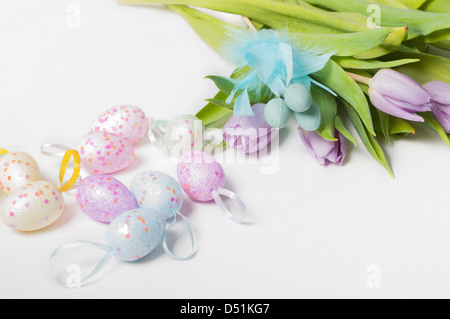 Ostereier mit Tulpen auf hellem Hintergrund Stockfoto