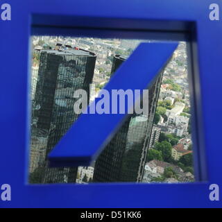 (Datei) - die Zwillingstürme des Hauptsitzes der Deutschen Bank (Deutsche Bank) sind in das Logo der Bank in Frankfurt Main, Deutschland, 18. August 2010 wider. Nach einem lang andauernden Streit uns steuern, Deutsche Bank, haben die Schmutz-Büro- und Einnahmen USBehörden einig darin, die Deutsche Bank 553,8 Millionen Dollar (ca. 420million Euro) an das US-Finanzministerium zahlen. PH Stockfoto