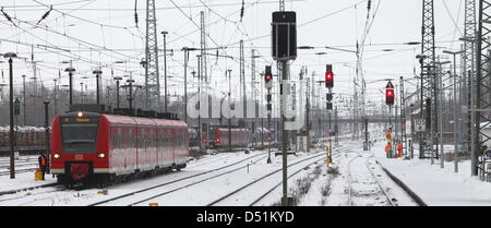 Züge Richtung Westen reisen gehindert werden durch rote Signale im Bahnhof in Stendal, Deutschland, 24. Dezember 2010 weiter. Die stark vereist über Oberleitungen verursacht Störungen der Verbindung zwischen Berlin und Hannover. In der Nacht um 700 Zug saßen Passagiere für sechs Stunden zwischen den Stationen fest. Foto: JENS WOLF Stockfoto