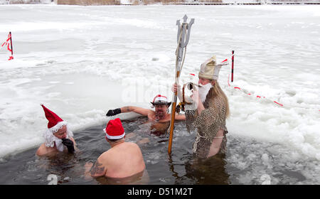 Mitglieder des Winters schwimmen Club "Berliner Seehunde" (Berlin Dichtungen) nehmen Sie ein Bad in den eisigen Gewässern der Oranke-See in Berlin, Deutschland, 25. Dezember 2010. Foto: MARCEL METTELSIEFEN Stockfoto