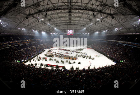 (Dpa-Datei) - das Datei Bild, datiert 28. Dezember 2009, zeigt der Veltins-Arena, wo rund 50,000 Zuschauer verfolgen die 8. Biathlon World Team Challenge-OinGelsenkirchen, Deutschland. Die 9. Ausgabe des Biathlon World Team Challenge, die am 30. Dezember 2010 stattfinden, wurde abgebrochen. Große Mengen an Schnee führten zu Schäden am Dach des Stadions auf Chr Stockfoto