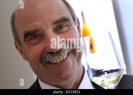 (DATEI) Eine Archivfoto vom 12. August 2010 zeigt Artur Steinmann, Präsident des fränkischen Winzer auf einem Weingut in Iphofen, Deutschland. Steinmann denkt über die Verwendung von Getränkekartons für Frankenwein. Foto: Karl-Josef Hildenbrand Stockfoto