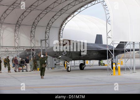 Ein Stealth-Kampfflugzeug der US Marine Corps F-35 b Lightning II richtet sich aus einem Kleiderbügel, da es die erste operative kurze Start- und vertikale Landung macht 21. März 2013 im Marine Corps Air Station Yuma, AZ. Stockfoto