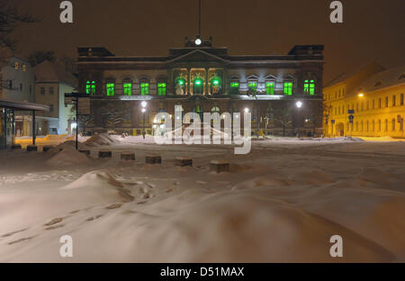 Schnee bedeckt den Boden auf dem Platz vor dem Postamt in Weimar, Deutschland, 25. Dezember 2010. Mit Temperaturen um minus sechs Grad Celsius ist die Klassikstadt winterlichen weiß für die Weihnachtsferien. Foto: Soeren Stache Stockfoto