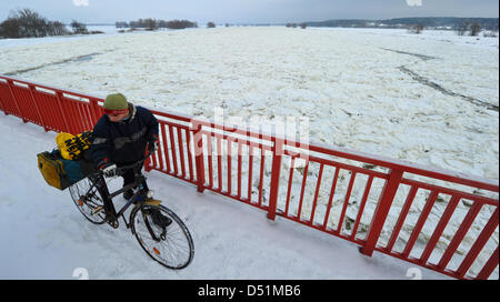 Ansicht des Flusses Oder von der Brücke an der Grenze zwischen Polen und Deutschland in Schwedt, Deutschland, 27. Dezember 2010. Flusses Grenze ist teilweise mit driften Eis gefroren und das Niveau steigt. Eisige Temperaturen dürften für die nächsten paar Tage in den neuen Bundesländern. Foto: PATRICK PLEUL Stockfoto