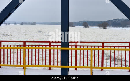 Ansicht des Flusses Oder von der Brücke an der Grenze zwischen Polen und Deutschland in Schwedt, Deutschland, 27. Dezember 2010. Flusses Grenze ist teilweise mit driften Eis gefroren und das Niveau steigt. Eisige Temperaturen dürften für die nächsten paar Tage in den neuen Bundesländern. Foto: PATRICK PLEUL Stockfoto