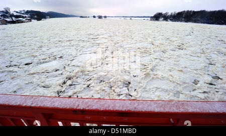 Ein Blick auf driften Eis im Fluss Oder von der Brücke an der Grenze zwischen Polen und Deutschland in Schwedt, Deutschland. Flusses Grenze ist teilweise mit driften Eis gefroren und das Niveau steigt. Eisige Temperaturen dürften für die nächsten paar Tage in den neuen Bundesländern. Foto: PATRICK PLEUL Stockfoto