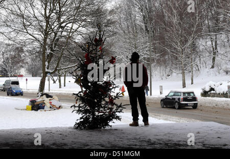 Die Obdachlosen steht Zdenko neben einem Weihnachtsbaum am Schlafplatz unter einer Brücke an der Helgolaender Allee, die mit Obdachlosen in Hamburg, Deutschland, 28. Dezember 2010. Die Leben von obdachlosen Menschen sind in Gefahr bei sehr niedrigen prognostizierten Temperaturen für die Nacht zu Mittwoch 29 Dezember. Foto: Angelika Warmuth Stockfoto