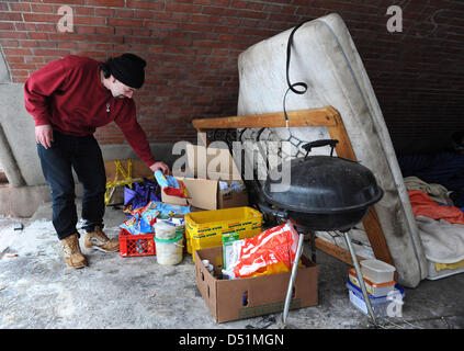 Die Obdachlosen steht Zdenko in der "Küche" am Schlafplatz unter einer Brücke an der Helgolaender Allee, die mit Obdachlosen in Hamburg, Deutschland, 28. Dezember 2010. Die Leben von obdachlosen Menschen sind in Gefahr bei sehr niedrigen prognostizierten Temperaturen für die Nacht zu Mittwoch 29 Dezember. Foto: Angelika Warmuth Stockfoto