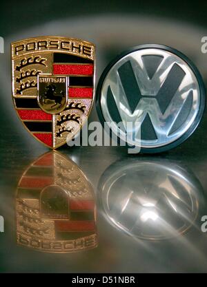 (Dpa-Datei) - ein Datei-Bild vom 4. Juni 2007 zeigt die Logos von Volkswagen und Porsche in Freiburg, Deutschland. Porsche und Volkswagen wollen im Jahr 2011 zu verschmelzen. Foto: Patrick Seeger Stockfoto