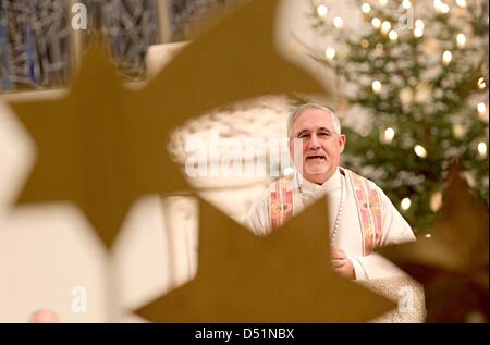 Bischof Gebhard Fuerst Diözese Rottenburg-Stuttgart ist während eines Gottesdienstes mit Weihnachtslied in der Kathedrale St. Martin in Rottenburg, Deutschland, 30. Dezember 2010 abgebildet. Mehrere hundert Gemeindediener wurden von Bischof Fuerst abgeschickt, um Geld für behinderte Kinder zu sammeln. Foto: Franziska Kraufmann Stockfoto