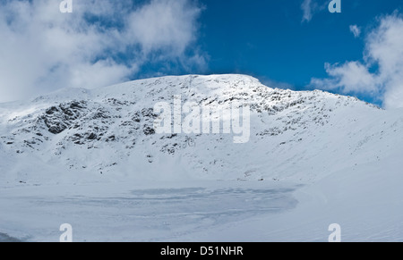 Skalen Tarn und scharfe Kante, Blencathra im Schnee Stockfoto