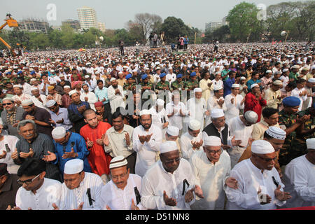 22. März 2013 - Dhaka - besuchen Tausende von Menschen aus Bangladesch die Bangladesch Präsidenten MD. Zillur Rahman 2. Namajem Jana an der nationalen EIDGAON in der Hauptstadt Dhaka, Bangladesch, 22. März 2013. Rahman starb im Alter von 84 im Hospital in Singapur, wo er Behandlung von Atemwegserkrankungen, erlebt hatte der Präsidentenpalast sagte 20 März. Die Regierung hat drei Tage der Trauer für Rahman, der seit mehr als sechs Jahrzehnten politisch aktiv. Â © Monirul Alam (Kredit-Bild: © Monirul Alam/ZUMAPRESS.com) Stockfoto