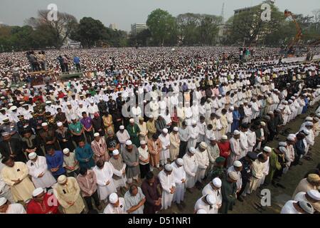 22. März 2013 - Dhaka - besuchen Tausende von Menschen aus Bangladesch die Bangladesch Präsidenten MD. Zillur Rahman 2. Namajem Jana an der nationalen EIDGAON in der Hauptstadt Dhaka, Bangladesch, 22. März 2013. Rahman starb im Alter von 84 im Hospital in Singapur, wo er Behandlung von Atemwegserkrankungen, erlebt hatte der Präsidentenpalast sagte 20 März. Die Regierung hat drei Tage der Trauer für Rahman, der seit mehr als sechs Jahrzehnten politisch aktiv. Å © Monirul Alam (Credit-Bild: © Monirul Alam/ZUMAPRESS.com) Stockfoto