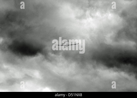 Ein Gleitschirm im Flug über die Chiltern Hills, Buckinghamshire, England Stockfoto