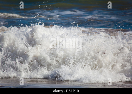 Wellen in der Strand von La Arnia, Liencres, Kantabrien, Spanien Stockfoto