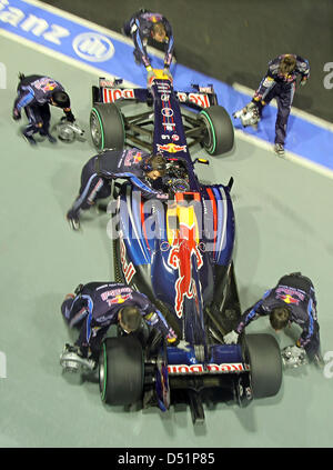 Mechanik drücken Sie das Auto der deutschen Fahrer Sebastian Vettel in die Grube während der Qualifikation für den Grand Prix von Singapur in Singapur, 25. September 2010. Alonso startet von der Pole-Position. Das Singapur Grand Prix Formel1 Rennen findet am 26. September am Marina Bay Street Circuit in Singapur. Foto: Jan Woitas Stockfoto