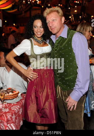 Der Frühere Tennisprofi Boris Becker Und Seine Frau Lilly Feiern bin Samstag (25.09.2010) in München (Oberbayern) Beim Oktoberfest Im Festzelt Hippodrom. Nach Einem Charity-Golf-Turnier bin Vormittag Zu Gunsten der Clever-Becker-Stiftung Hat der Frühere Tennisprofi Becker Seine Gast Auf Das Oktoberfest Eingeladen. Foto: Tobias Hase Dpa/lby Stockfoto