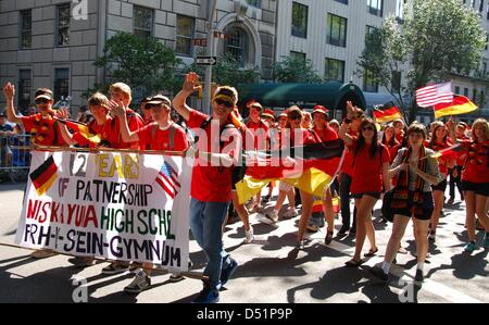 Deutsche und amerikanische Studenten feiern während der Steuben Parade mit deutschen und amerikanischen Flaggen in New York, NY, USA, 25. September 2010. Die Steuben Parade in New York hat wieder einmal Zehntel von Tausenden von Besuchern angezogen. Die jährliche Parade wird organisiert, um die Traditionen der deutschen Einwanderer lebendig zu halten. Foto: CHRIS MELZER Stockfoto