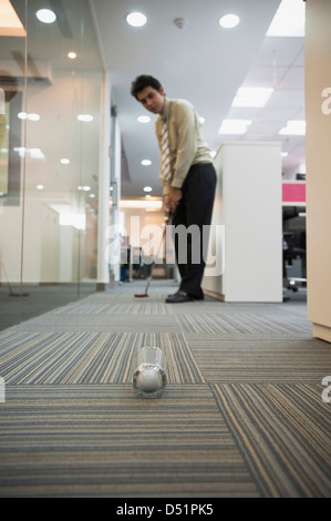 Geschäftsmann, Golfen im Büro Stockfoto