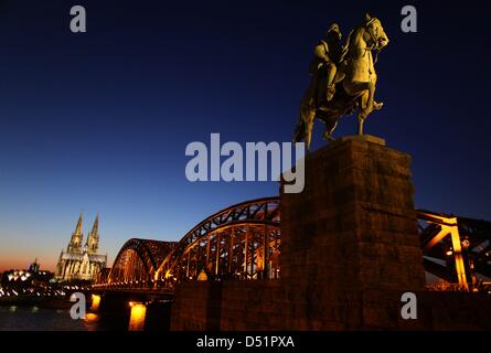(Dpa-Datei) Ein Datei-Bild datiert 9. März 2010 der Blick auf das Wahrzeichen von Köln. Die viertgrößte Stadt Deutschlands hat endlich eine Bevölkerung von mehr als 1 Million erreicht. Foto: Oliver Berg Stockfoto