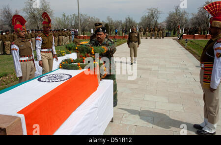 Srinagar, indisch verwalteten Kaschmir, Freitag, 22. März 2013. Ein hoher Offizier der indischen Border Security Force legt Kranz auf den Sarg mit dem Leichnam von seinen getöteten Kameraden während einer Kranzniederlegung Zeremonie in Srinagar. Vermutete Rebellen Schuss tot eines indischen Border Security Force (BSF) Soldaten und verletzte zwei andere gestern, wenn sie ihr Fahrzeug auf einer Autobahn in einen Hinterhalt gelockt. (Foto von Sofi Suhail / Alamy) Stockfoto