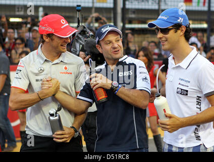 (L-R) Britischer Fahrer Jenson Button, McLaren Mercedes, Brasiliens Rubes Barrichello von Williams F1 und Bruno Senna von Hispania Racing während der Parade der Rennfahrer der Formel 1 Singapur Grand Prix am Marina Bay Street Circuit in Singapur, 26. September 2010. Alonso gewann den GP von Singapur vor Vettel und Webber. Foto: Jan Woitas Stockfoto