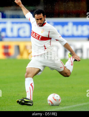 Stuttgarts Cristian Molinaro steuert den Ball während der deutschen Bundesliga Spiel VfB Stuttgart gegen Bayer 04 Leverkusen im Mercedes-Benz-Arena-Stadion in Stuttgart, Deutschland, 25. September 2010. Leverkusen verprügelt Stuttgart mit 4: 1. Foto: Bernd Weissbrod Stockfoto