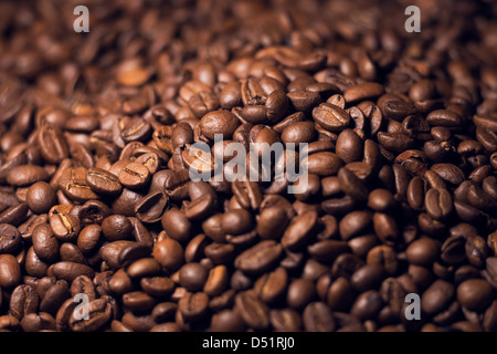 Verschwommenen Haufen von Kaffeebohnen mit engen Fokus Stockfoto