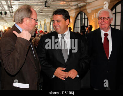 Sozialdemokraten (SPD) Vorsitzender Sigmar Gabriel (C), Vize-Präsident des deutschen Budnestag und SPD Vizepräsident Wolfgang Thierse (L) und SPD ehrenamtlich Vorsitzender Hans-Jochen Vogel (R) Chats vor feiern 20 Jahre Sozialdemokraten im vereinten Deutschland in Berlin, Deutschland, 25. September 2010. Foto: Wolfgang Kumm Stockfoto