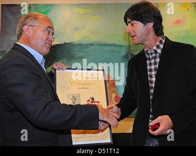 (Datei) - ein Datei-Bild vom 22. September 2010 zeigt Deutschlands nationale Fußball-Trainer Joachim Loew, die den ehrenamtliche Team Kapitän Arm vergeben wird binden der SC Freiburg Freiburg Vorsitzenden Fritz Keller fünf Tage vor dem offiziellen Termin im Badenova-Stadion in Freiburg, Deutschland. Keller ist der neue Präsident des SC Freiburg am 27. September 2010 gewählt. Foto: Pa Stockfoto