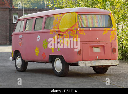 Eine undatiertes Handout-Bild zeigt einen VW-Hippie-Bus aus den sechziger Jahren, der gemalt wird. Das Haus der deutschen Geschichte gehört zu Deutschlands beliebtesten Museen und akquiriert neue Exponate für die Ausstellung in Bonn zu modernisieren. Foto: Haus der Geschichte Stockfoto