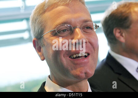 Bundesumweltminister Norbert Roettgen spricht vor dem Beginn der Kabinettssitzung im Kanzleramt in Berlin, Deutschland, 28. September 2010. Das Kabinett will die Regierung Entwurf Energiekonzept auch eine längere Lebensdauer von Kernreaktoren in Deutschland passieren. Foto: Rainer Jensen Stockfoto