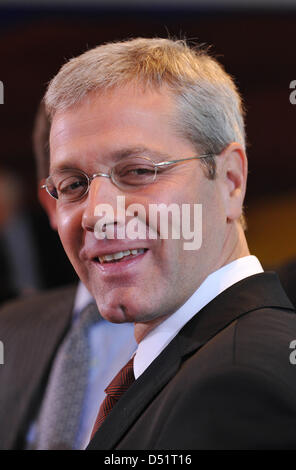 Bundesumweltminister Norbert Roettgen spricht vor dem Beginn der Kabinettssitzung im Kanzleramt in Berlin, Deutschland, 28. September 2010. Das Kabinett will die Regierung Entwurf Energiekonzept auch eine längere Lebensdauer von Kernreaktoren in Deutschland passieren. Foto: Rainer Jensen Stockfoto