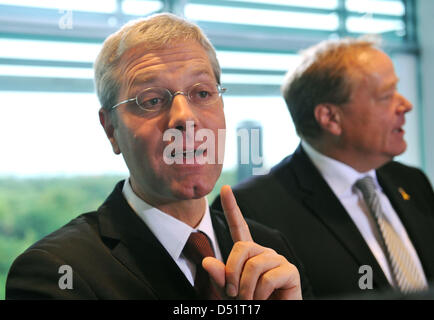 Bundesumweltminister Norbert Roettgen spricht vor dem Beginn der Kabinettssitzung im Kanzleramt in Berlin, Deutschland, 28. September 2010. Das Kabinett will die Regierung Entwurf Energiekonzept auch eine längere Lebensdauer von Kernreaktoren in Deutschland passieren. Foto: Rainer Jensen Stockfoto