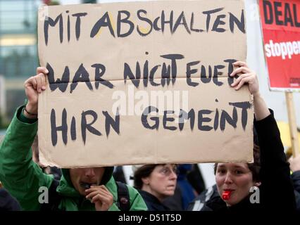 DemonstrantInnen protestieren gegen die Laufzeitverlängerung der deutschen Kernkraftwerke vor dem Kanzleramt in Berlin, Deutschland, 28. September 2010. Das Bundeskabinett hat das Energiekonzept verabschiedet, das längere Lebensdauer für kerntechnische Anlagen in Deutschland umfasst. Foto: Marcel Mettelsiefen Stockfoto