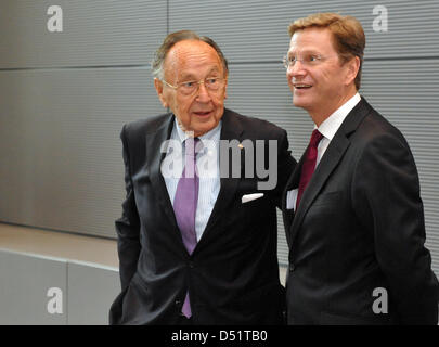 Ehemalige deutsche Außenminister Hans-Dietrich Genscher (L) und Guido Westerwelle (R), der deutsche Außenminister und Vorsitzender der Liberalen (FDP), in das Reichstagsgebäude in Berlin, Deutschland, 28. September 2010 abgebildet. Eine Zeremonie ist zu Ehren von Genscher für seine Chancen in der deutschen Einheit statt. Foto: TOBIAS KLEINSCHMIDT Stockfoto