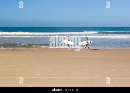 Zwei Surfer mit ihren Brettern in einem schönen Strand Cabo Polonio (Uruguay) Stockfoto