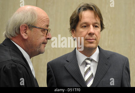 Meteorologe und Moderator Joerg Kachelmann (R) steht neben seinem Anwalt Reinhard Birkenstock im Landgericht in Mannheim, Deutschland, 29. September 2010. Der 52 Jahre alte Schweizer Kachelmann wird vorgeworfen, einer seiner langjährigen Freundinnen mit einem Messer bedroht und vergewaltigt sie. Er beharrt auf nicht schuldig. Foto: Ronald Wittek Stockfoto