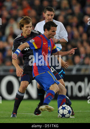 Der Münchner Holger Badstuber (L) und der Basler Alexander Frei wetteifern um den Ball im Champions League-Gruppe E-Spiel FC Basel gegen FC Bayern München in der St. Jakob-Park-Stadion in Basel, Schweiz, 28. September 2010. München gewinnt das Spiel 2: 1. Foto: Marc Müller Stockfoto