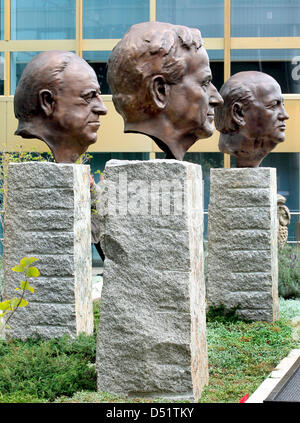 Die Statuen "Väter der Einheit" in der Axel-Springer-Hochhaus nach seiner Offenbarung in Berlin, Deutschland, 29. September 2010 erwarten Sie. Die Bronzebüsten zeigen ehemalige Bundeskanzler Helmut Kohl, ehemaliger US-Präsident George Bush und ehemaligen russischen Präsidenten Mikhail Gorbachev. Foto: Wolfgang Kumm Stockfoto