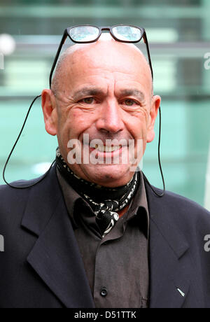 Französischer Bildhauer Serge Mangin lächelt während der Enthüllung des Denkmals "Väter der Einheit" in der Axel-Springer-Haus in Berlin, Deutschland, 29. September 2010. Die Bronzebüsten zeigen ehemalige Bundeskanzler Helmut Kohl, ehemaliger US-Präsident George Bush und ehemaligen russischen Präsidenten Mikhail Gorbachev. Foto: Wolfgang Kumm Stockfoto