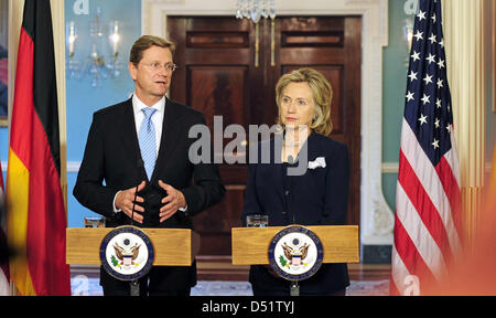 Außenminister Guido Westerwelle (FDP) Und Seine U.S.-Amerikanische Amtskollegin Hillary Clinton Satzglieder bin Mittwoch (29.09.2010) in Washington Eine Pressekonferenz. Foto: Hannibal dpa Stockfoto