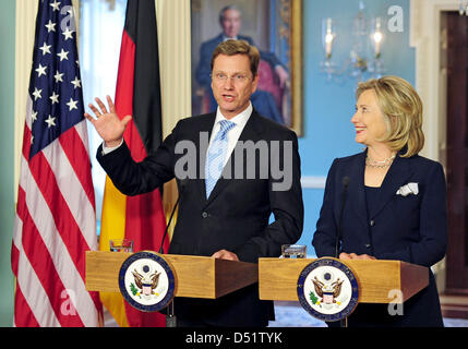 Außenminister Guido Westerwelle (FDP) Und Seine U.S.-Amerikanische Amtskollegin Hillary Clinton Satzglieder bin Mittwoch (29.09.2010) in Washington Eine Pressekonferenz. Foto: Hannibal dpa Stockfoto