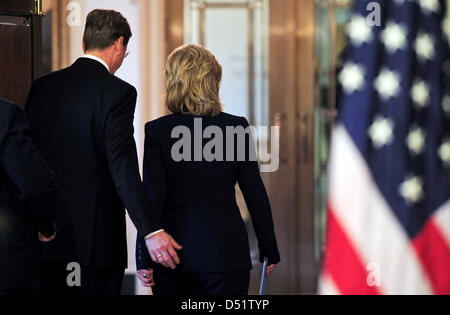 Außenminister Guido Westerwelle (FDP) Und Seine U.S.-Amerikanische Amtskollegin Hillary Clinton Verlassen bin Mittwoch (29.09.2010) in Washington Eine Pressekonferenz. Foto: Hannibal dpa Stockfoto