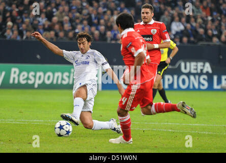 Schalke Raul versucht, ein Tor erzielen während UEFA Champions League-Gruppe B-Spiel FC Schalke 04 gegen Benfica Lissabon am Stadion Veltins Arena in Gelsenkirchen, Deutschland, 29. September 2010. Foto: Julian Stratenschulte Stockfoto