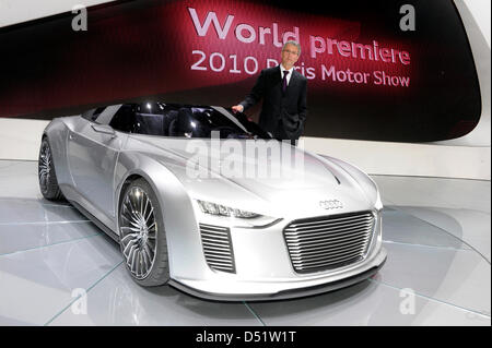 Rupert Stadler, Vorstandsvorsitzender Audi, präsentiert einen Audi e-Tron Spyder auf der Paris Motor Show "Mondial de L  Automobile" in Paris, Frankreich, 30. September 2010. Der Paris Motor Show findet alle zwei Jahre statt und ist eines der größten Präsentationen von Kraftfahrzeugen in der Welt. In diesem Jahr der Schwerpunkt der Ausstellung liegt auf Elektroautos und mehr als 300 Aussteller aus 20 Ländern sind ex Stockfoto