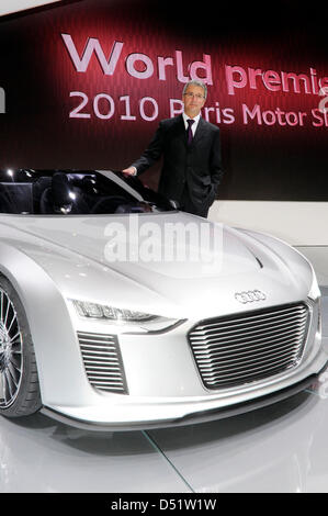 Rupert Stadler, Vorstandsvorsitzender Audi, präsentiert einen Audi e-Tron Spyder auf der Paris Motor Show "Mondial de L  Automobile" in Paris, Frankreich, 30. September 2010. Der Paris Motor Show findet alle zwei Jahre statt und ist eines der größten Präsentationen von Kraftfahrzeugen in der Welt. In diesem Jahr der Schwerpunkt der Ausstellung liegt auf Elektroautos und mehr als 300 Aussteller aus 20 Ländern sind ex Stockfoto