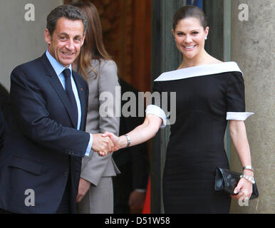 Französischer Präsident Nicolas Sarkozy (L) nimmt Abschied Kronprinzessin Victoria von Sweden (R) nach einem Empfang im Elysee-Palast in Paris, Frankreich, 28. September 2010. Das schwedische Kronprinzenpaar ist in Frankreich für einen offiziellen vier-Tage-Besuch. Foto. Albert Nieboer (Niederlande) Stockfoto