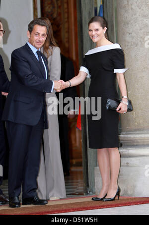 Französischer Präsident Nicolas Sarkozy (L) nimmt Abschied Kronprinzessin Victoria von Sweden (R) nach einem Empfang im Elysee-Palast in Paris, Frankreich, 28. September 2010. Das schwedische Kronprinzenpaar ist in Frankreich für einen offiziellen vier-Tage-Besuch. Foto. Albert Nieboer (Niederlande) Stockfoto